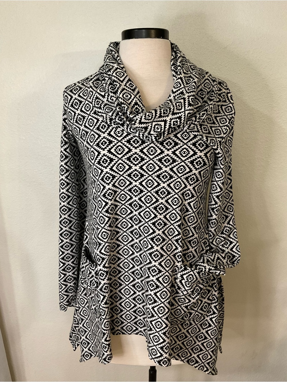 Chelsea & Theodore Women’s L Black & White Geometric Cowl Neck Tunic